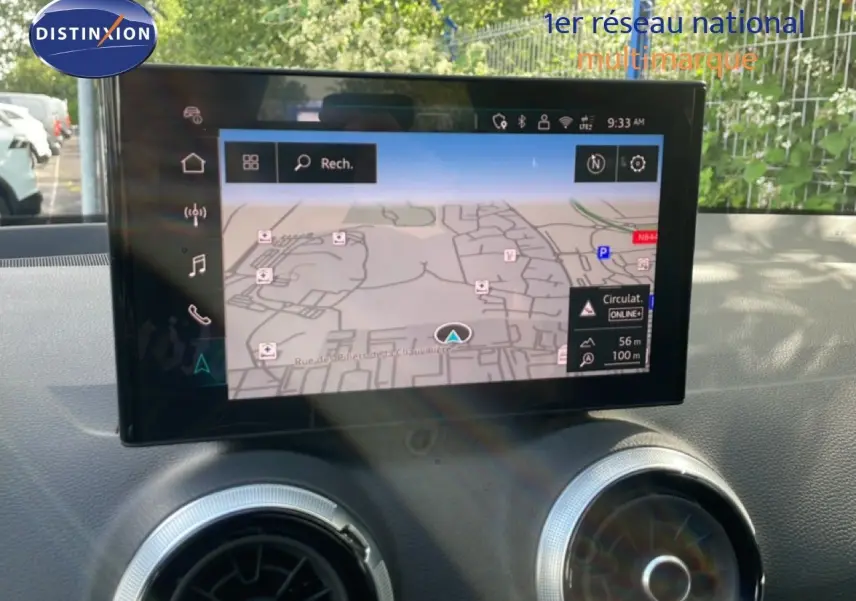 Écran tactile central affichant la navigation dans l’Audi Q2 gris Manhattan, vue intérieure frontale du tableau de bord.