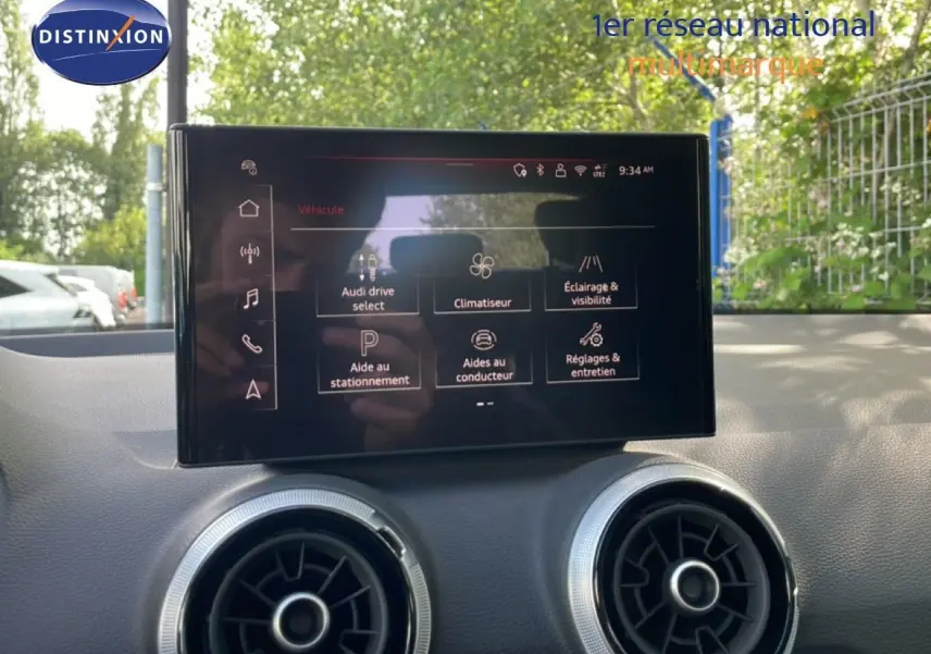 Écran tactile central affichant les options du véhicule Audi Q2 30 TDI S-Line, vue intérieure frontale.