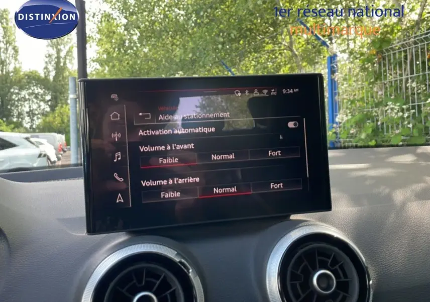 Écran central tactile affichant les réglages d’aide au stationnement dans l’Audi Q2 30 TDI S-Line 2025.