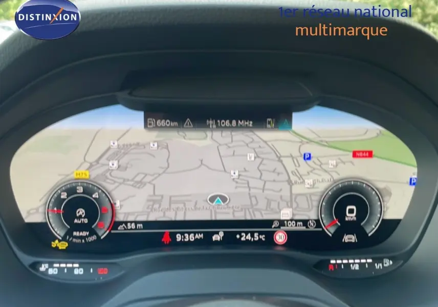 Vue rapprochée du tableau de bord numérique d’un Audi Q2 30 TDI S-Line 2025, affichant la navigation et les compteurs.