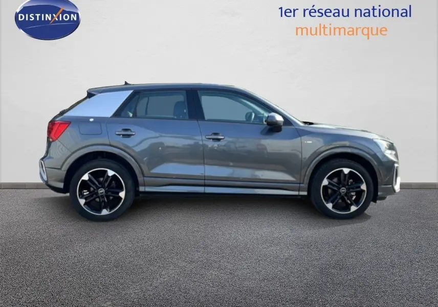 Audi Q2 30 TDI S-Line gris Manhattan, vue profil droit, jantes noires et détails S-Line visibles.
