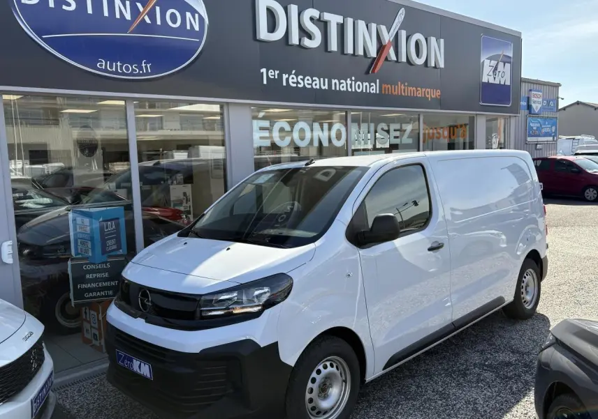 Opel Vivaro blanc vue 3/4 avant droit, utilitaire compact avec calandre noire et jantes acier simples.