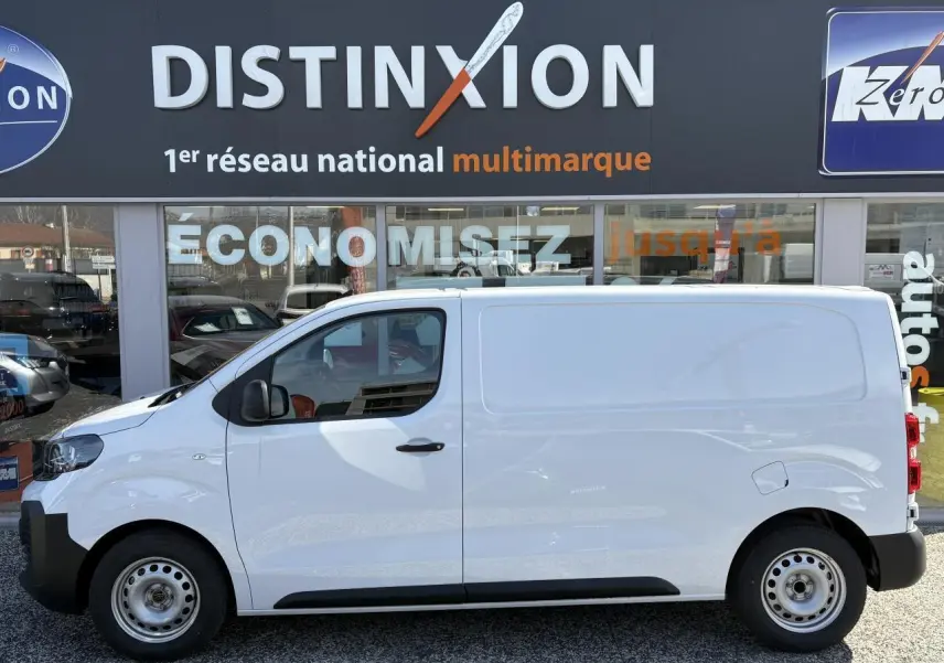Opel Vivaro blanc vue de profil côté gauche, fourgon utilitaire avec porte coulissante et jantes acier simples.