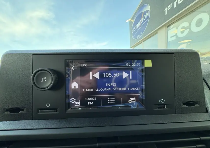 Écran tactile 10 pouces du tableau de bord de l'Opel Vivaro blanc, affichant la radio FM en extérieur.