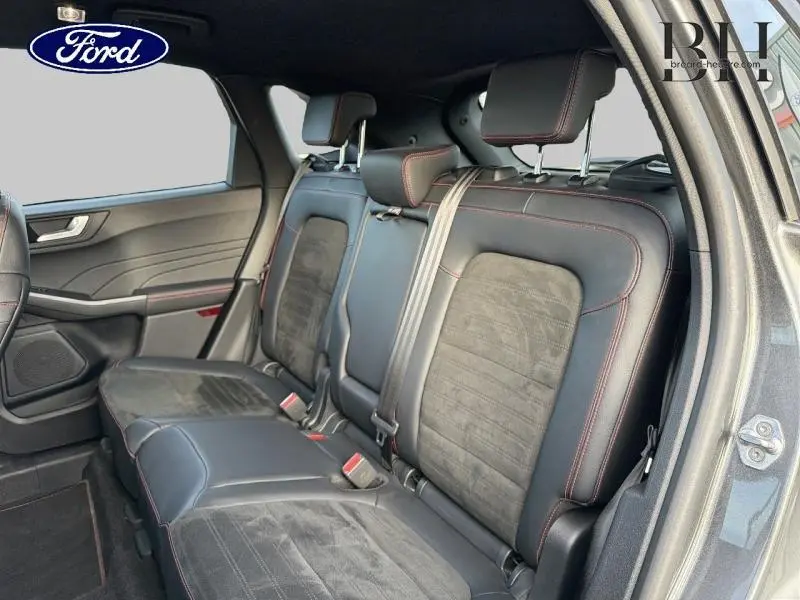 Vue intérieure côté droit des sièges arrière en cuir noir avec surpiqûres rouges du Ford Kuga gris métallisé 2023.