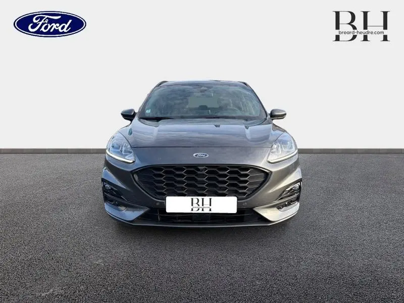 Vue frontale du Ford Kuga 2023 gris Magnetic Métallisé avec calandre noire et phares LED distinctifs.