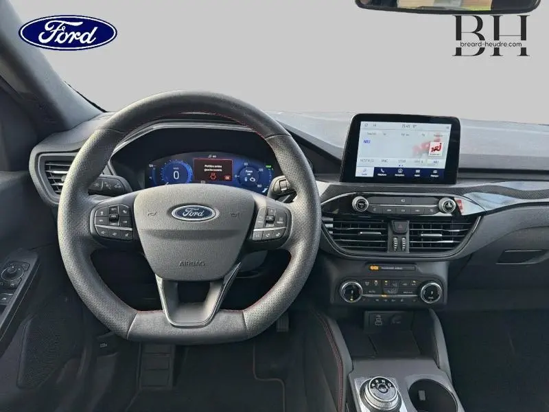 Vue intérieure frontale du tableau de bord et volant cuir multifonction du Ford Kuga 2023, finition ST-Line Business.