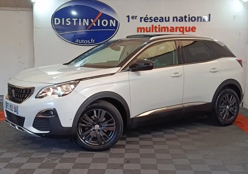 Peugeot 3008 blanc en vue 3/4 avant droit, avec jantes noires et toit noir contrastant en intérieur showroom.