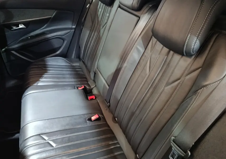 Vue intérieure côté droit des sièges arrière en cuir noir du Peugeot 3008 Puretech 130 Allure 2019.