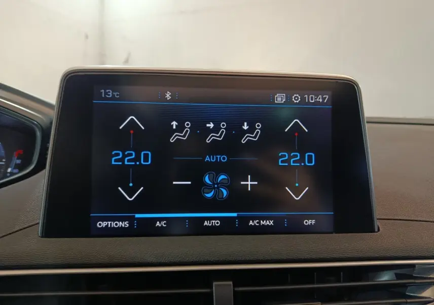 Écran tactile central affichant la climatisation à 22°C sur Peugeot 3008 blanc, vue intérieure frontale.