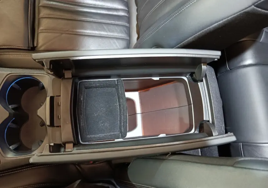 Vue plongeante sur la console centrale ouverte et les sièges en cuir noir du Peugeot 3008 blanc Puretech 2019.