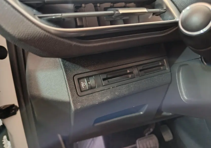 Détail des commandes d'éclairage et ventilation côté conducteur du tableau de bord noir du Peugeot 3008 blanc 2019.