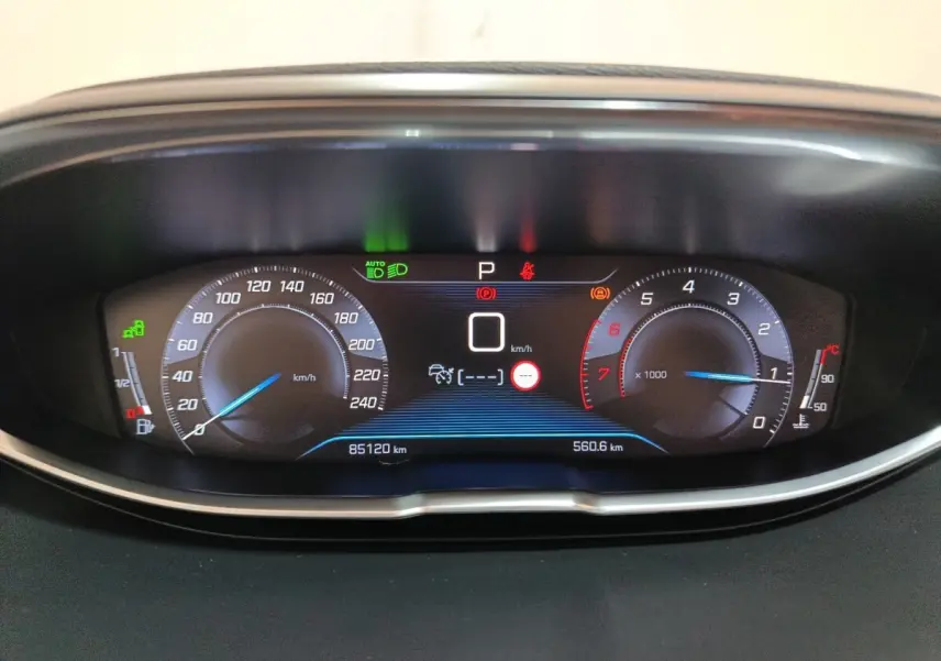 Tableau de bord numérique du Peugeot 3008 blanc, affichage vitesse, compte-tours et indicateurs lumineux.