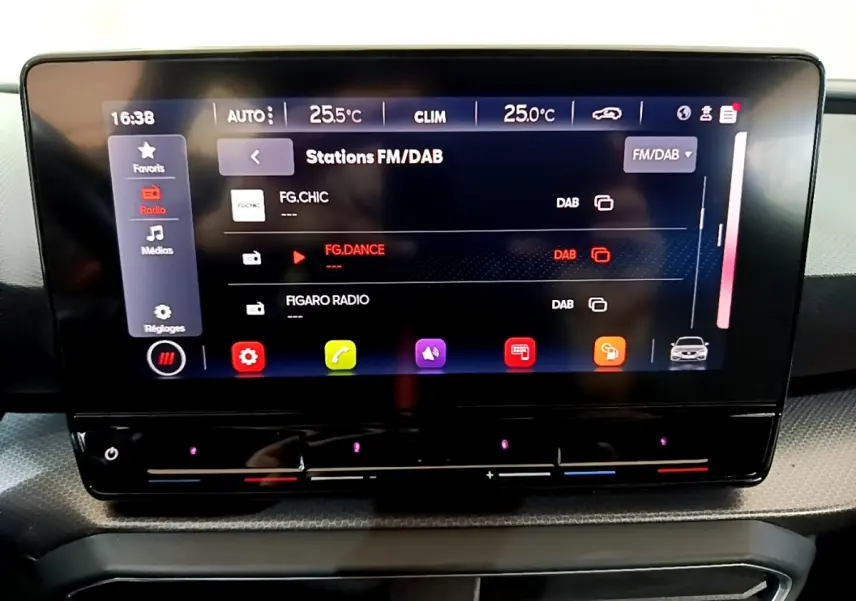 Écran tactile central affichant les stations FM/DAB dans l’habitacle du SEAT Leon 2023, vue de face.