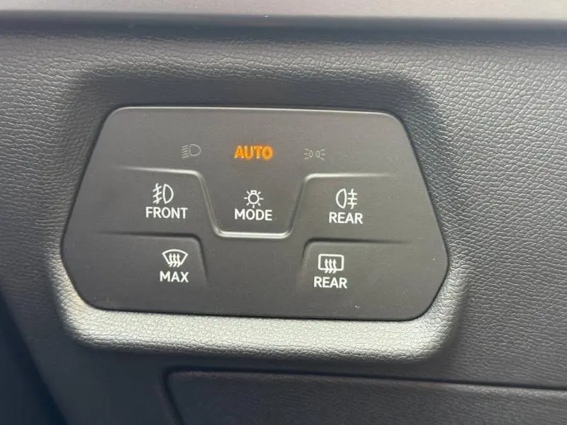 Panneau de commandes d’éclairage intérieur noir avec mode automatique activé dans une CUPRA Formentor 2025.