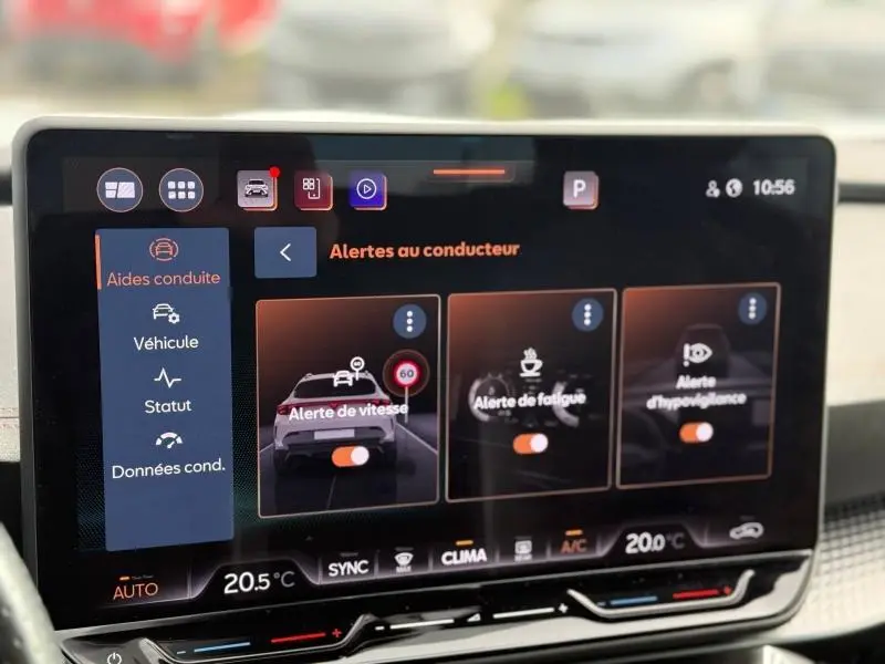 Écran tactile intérieur du CUPRA Formentor 2025 montrant les alertes au conducteur avec interface moderne.