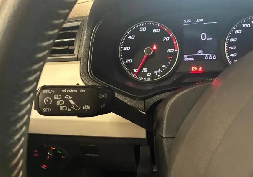 Vue rapprochée du tableau de bord du SEAT Arona gris foncé, mettant en avant le levier de commande du régulateur de vitesse.