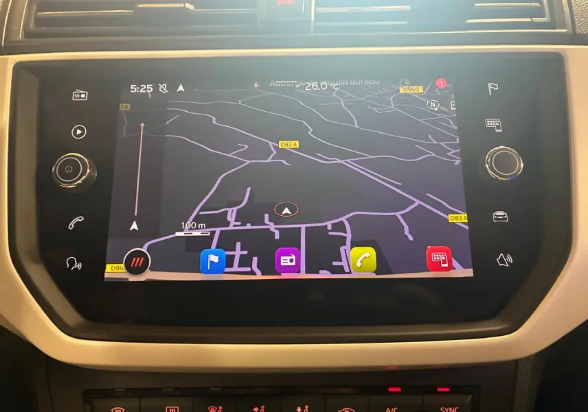 Écran tactile central du tableau de bord du SEAT Arona 2021 affichant la navigation GPS et les commandes multimédia.