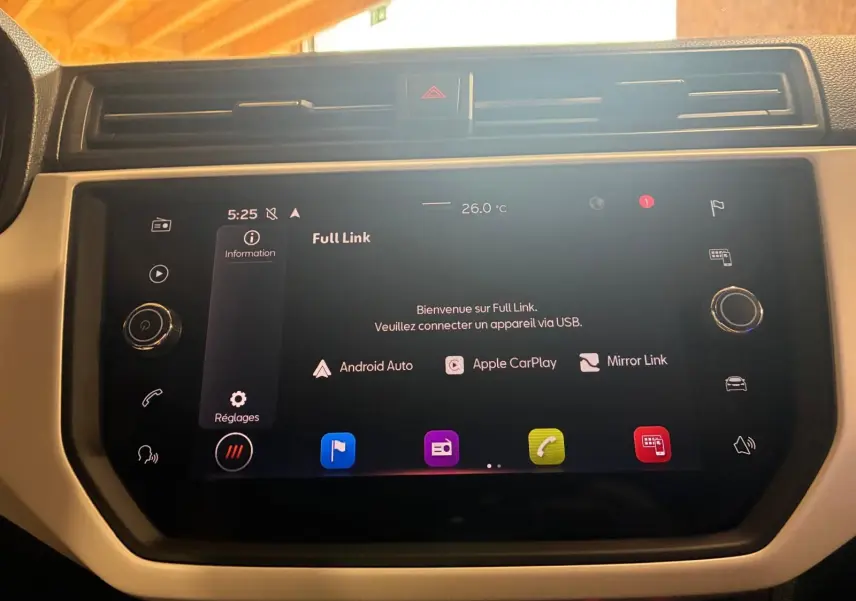 Vue rapprochée de l’écran tactile central noir du SEAT Arona 2021, affichant les options Android Auto, Apple CarPlay et Mirror Link.