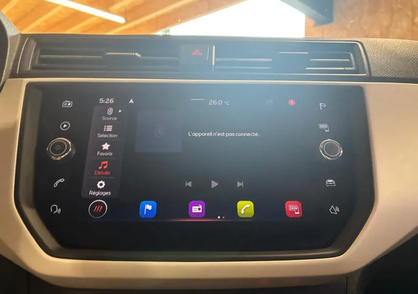 Écran tactile central du tableau de bord du SEAT Arona 2021, affichant l'interface multimédia non connectée.