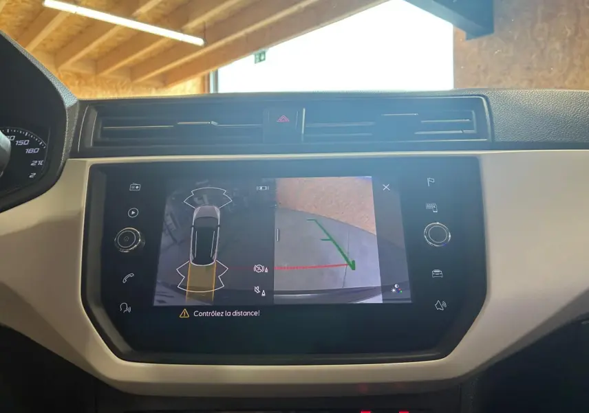 Vue rapprochée de l’écran tactile central du tableau de bord du SEAT Arona 2021, affichant la caméra de recul.