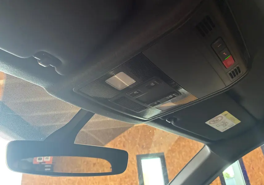 Vue intérieure du plafond de la SEAT Arona gris foncé, montrant les commandes d’éclairage et le rétroviseur central.