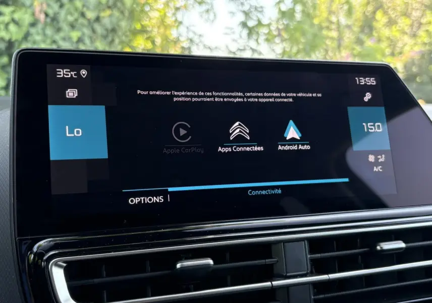 Écran tactile central du Citroën C5 Aircross Hybrid 2025 affichant connectivité Apple CarPlay et Android Auto.