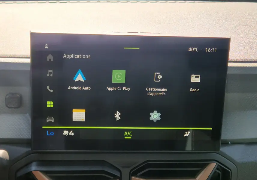 Écran central tactile du Dacia Duster 2026 blanc affichant les applications Android Auto et Apple CarPlay en intérieur.