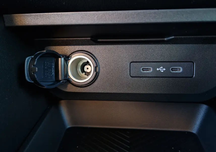 Vue rapprochée de la prise 12V et des deux ports USB-C du Dacia Duster blanc 2026, version Hybrid 155 Extreme+ Pack City.