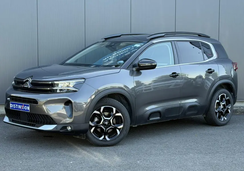 Citroën C5 Aircross Hybrid gris Platinium en 3/4 avant droit, avec jantes bi-ton et protections latérales noires.