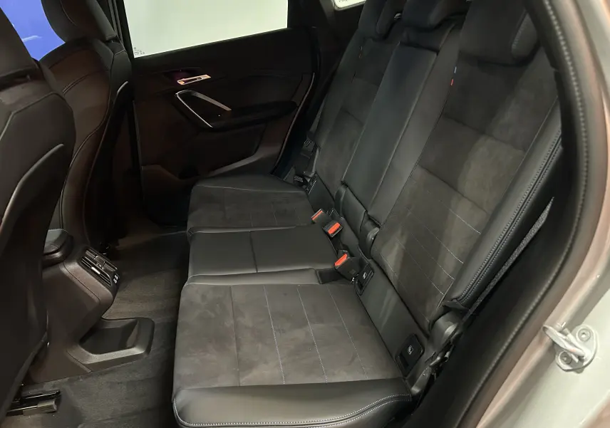Vue intérieure côté droit des sièges arrière en cuir et alcantara noirs du BMW X1 Spacesilber 2024 finition M Sport.
