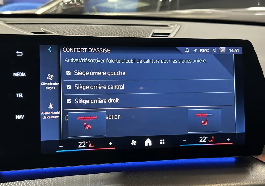 Écran tactile intérieur du BMW X1 2024 affichant les réglages de confort d'assise et sièges chauffants.