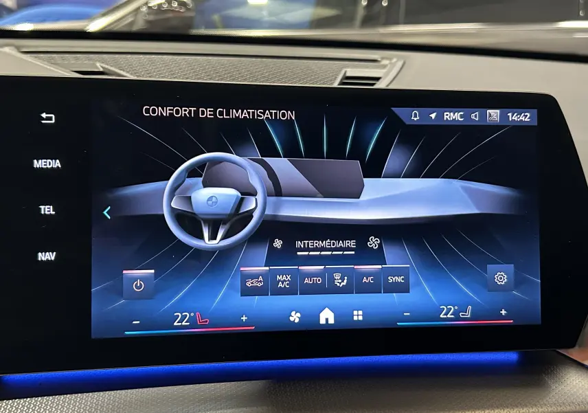 Écran tactile intérieur du BMW X1 2024 affichant le réglage de climatisation avec interface moderne et fond bleu.