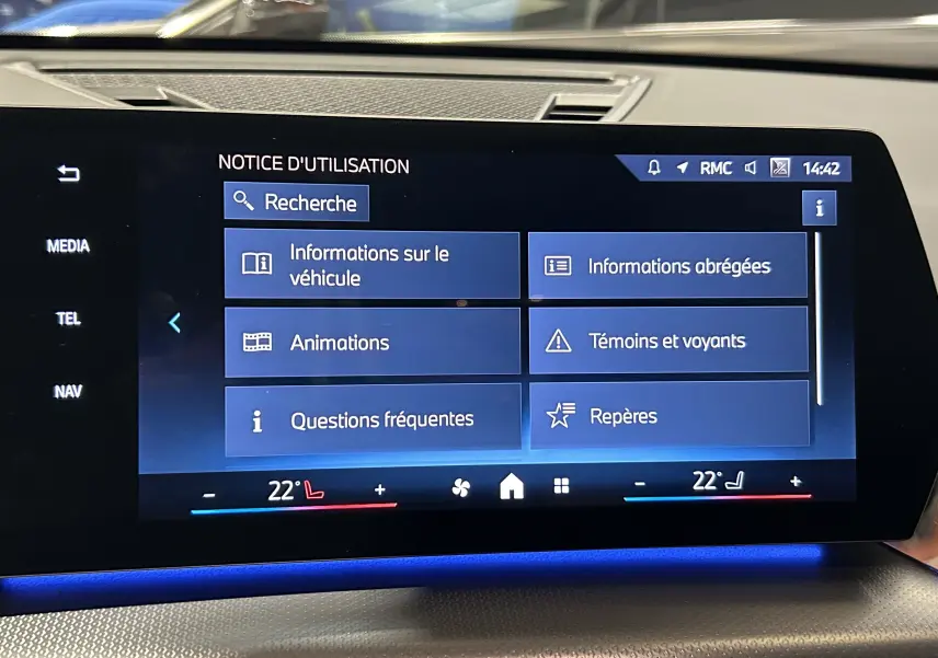 Écran tactile central du BMW X1 2024 affichant le menu d'utilisation avec ambiance lumineuse bleue intérieure