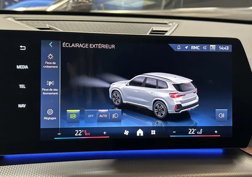 Affichage numérique montrant un BMW X1 Spacesilber en vue 3/4 arrière droite avec options d'éclairage extérieur.