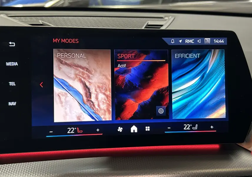 Écran tactile central du BMW X1 2024 affichant les modes de conduite Personal, Sport actif et Efficient, avec réglages climatisation.