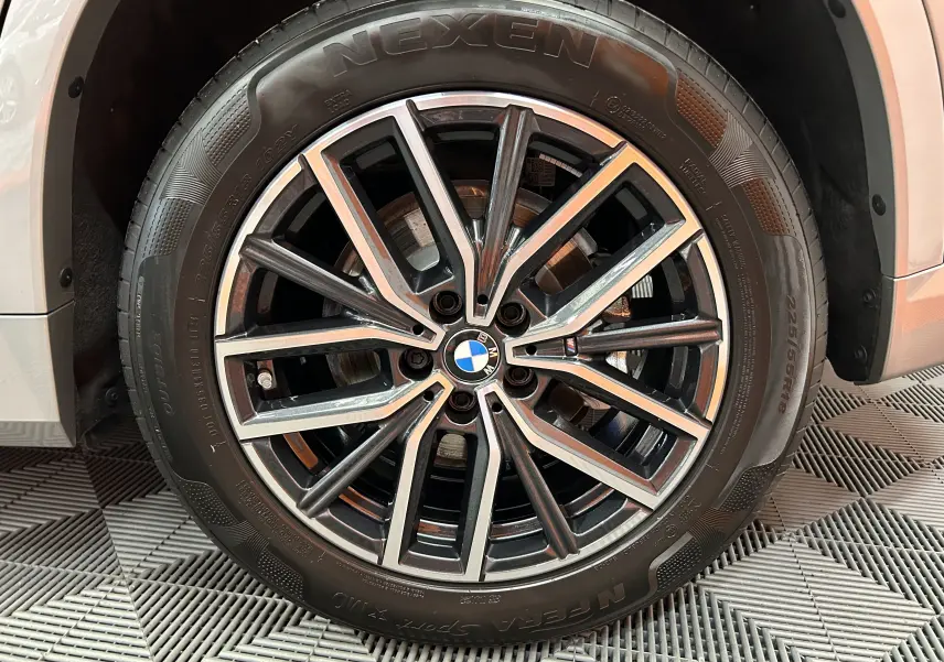 Gros plan sur la jante alliage M Sport noire et argentée du BMW X1 Spacesilber 2024 côté avant droit.