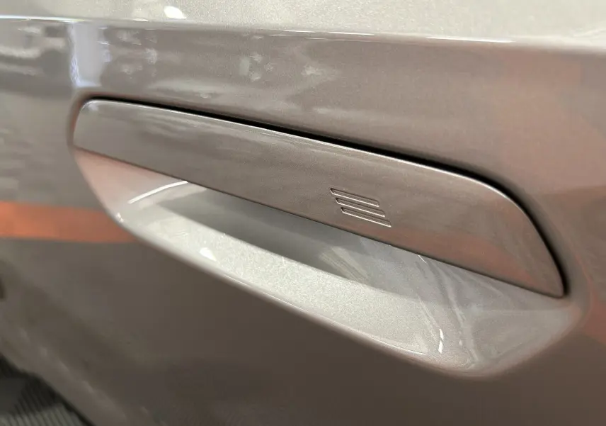 Poignée de porte en gros plan sur BMW X1 2024 couleur Spacesilber avec finition M Sport.