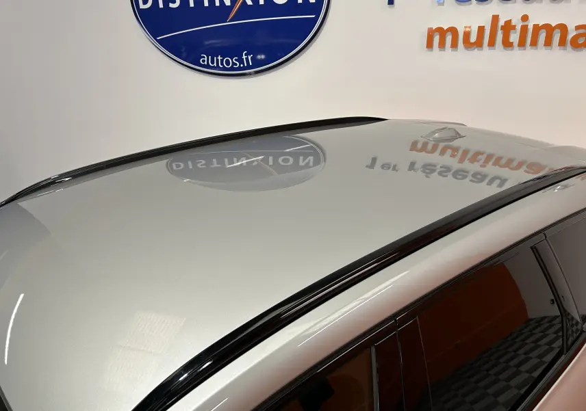 Toit panoramique et rails de toit noirs sur BMW X1 Spacesilber vue en plongée intérieure