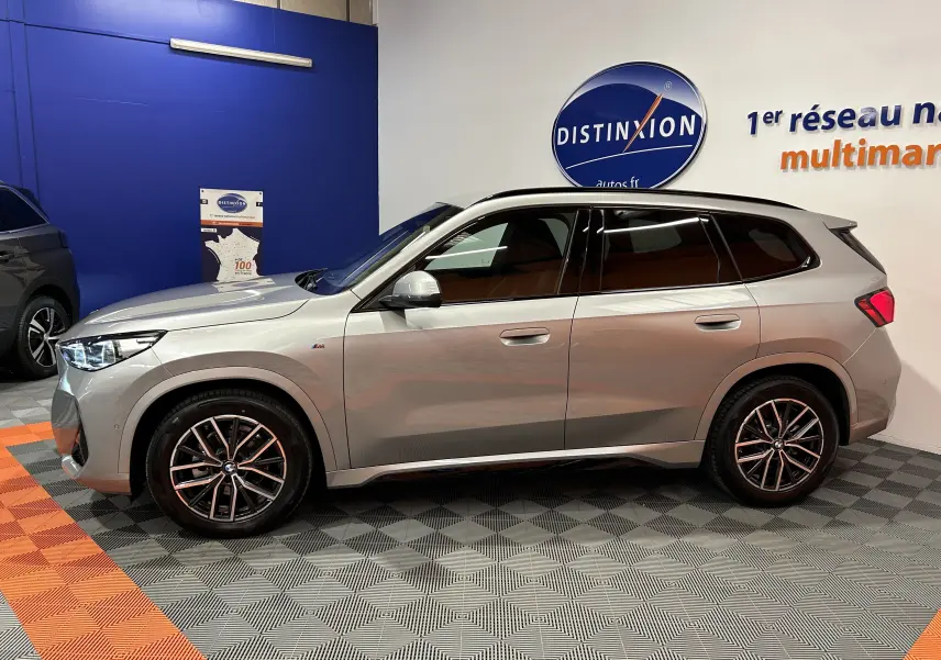 BMW X1 sDrive20d M Sport 2024 en silver Spacesilber, vue profil côté gauche avec jantes M et vitres teintées.