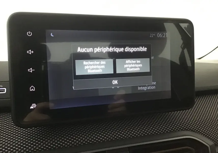 Écran tactile central du tableau de bord de la Dacia Sandero Stepway 2025 affichant un message Bluetooth sans périphérique connecté.