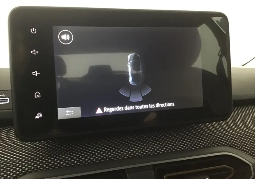Écran tactile intérieur de la Dacia Sandero Stepway 2025 affichant l'alerte de surveillance périmétrique.