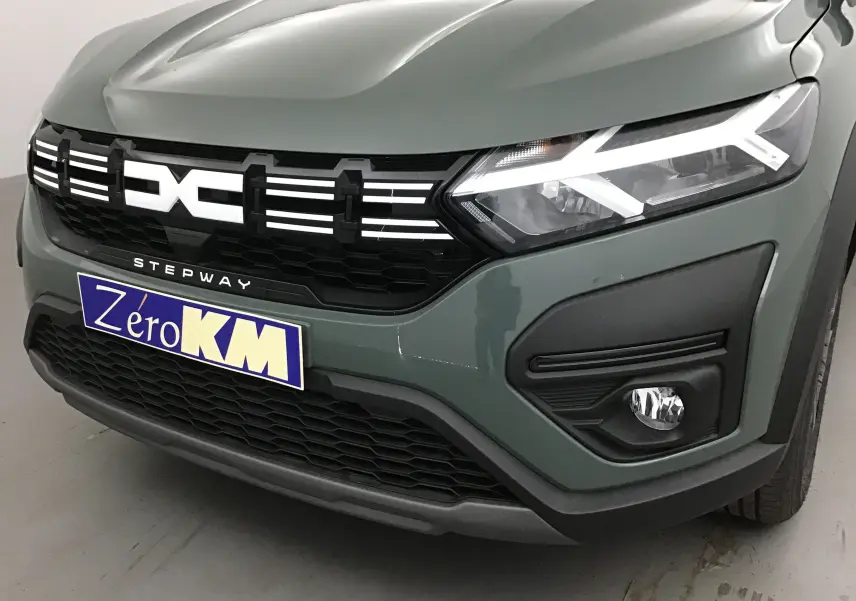 Gros plan sur l'avant droit d'une Dacia Sandero Stepway 2025 kaki Kichen avec calandre noire et feux LED distinctifs.