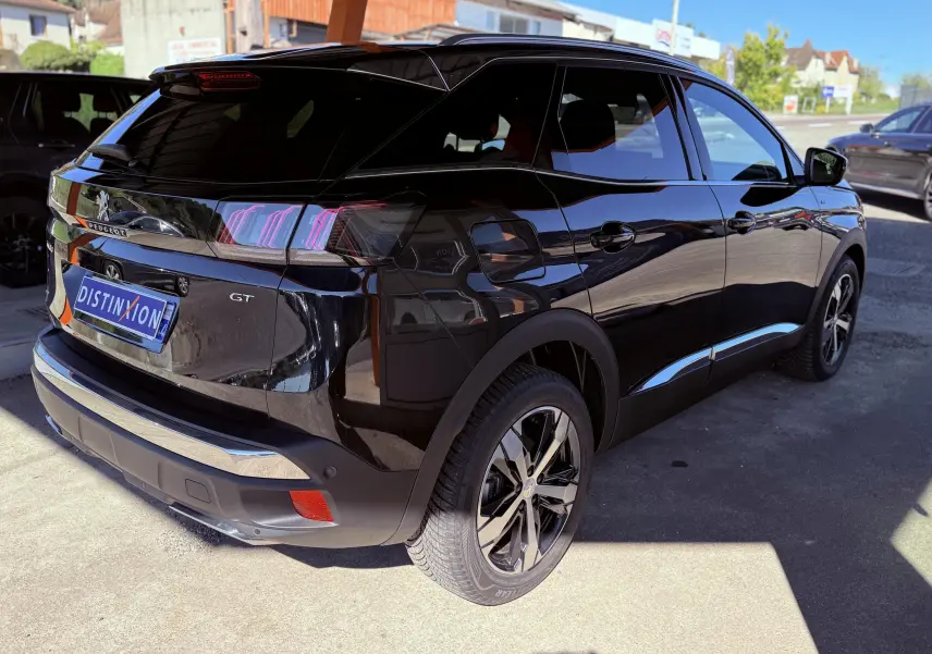 Peugeot 3008 noir perle métal en 3/4 arrière droit, avec feux arrière à griffes LED et jantes noires brillantes.
