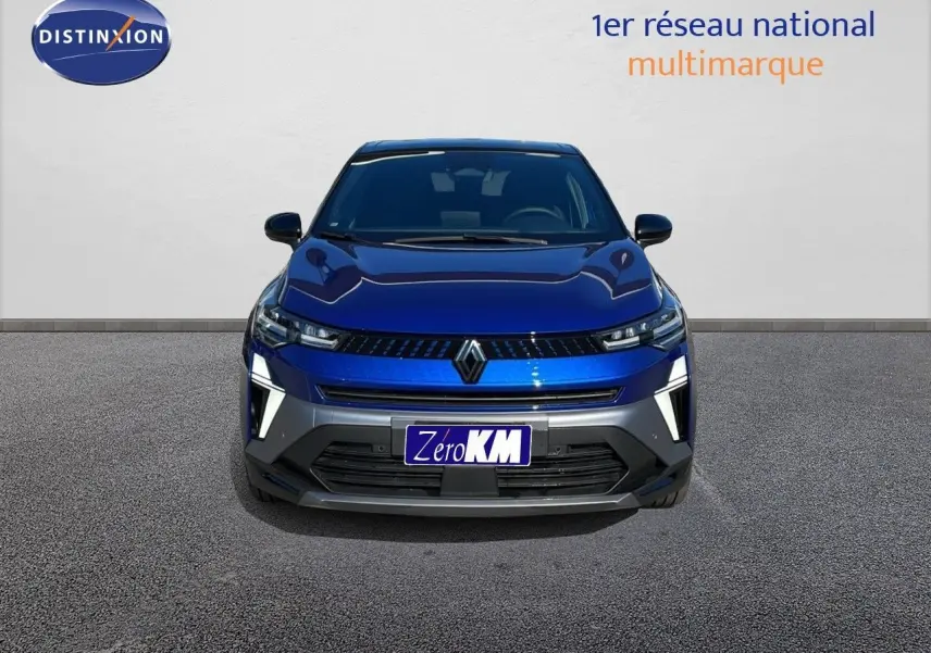 Vue frontale d'un Renault Captur E-Tech hybride bleu Iron Metal avec toit noir, éclairage LED et calandre moderne.