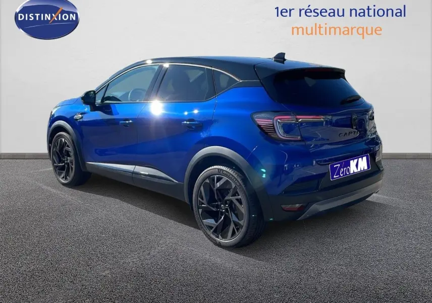 Vue 3/4 arrière droite du Renault Captur E-Tech hybride bleu Iron Metal avec toit noir et jantes noires.