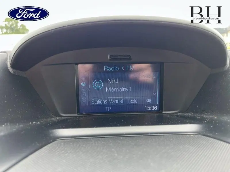 Écran multifonction central du Ford Kuga 2.0 TDCi 150ch Titanium affichant la radio NRJ à 15h36.