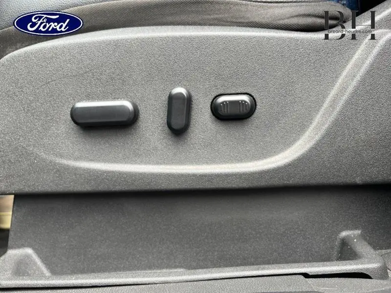 Gros plan sur les commandes de réglage électrique du siège avant du Ford Kuga gris Magnetic de 2015.
