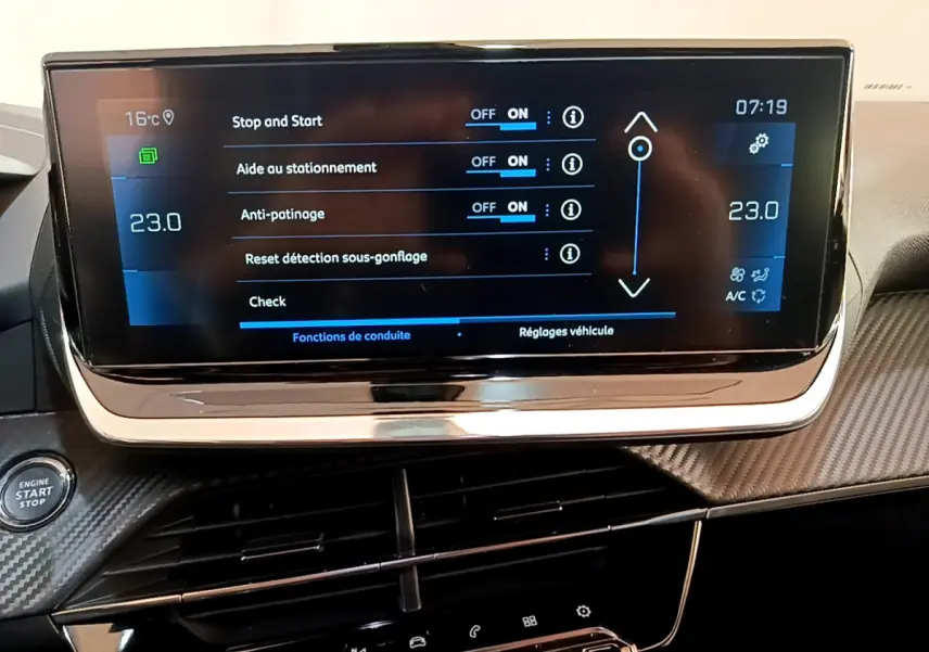 Écran tactile central du tableau de bord du Peugeot 2008 gris clair, affichant les réglages de conduite.