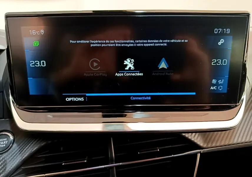 Écran tactile central du tableau de bord du Peugeot 2008 gris clair, affichant Apple CarPlay et Android Auto.